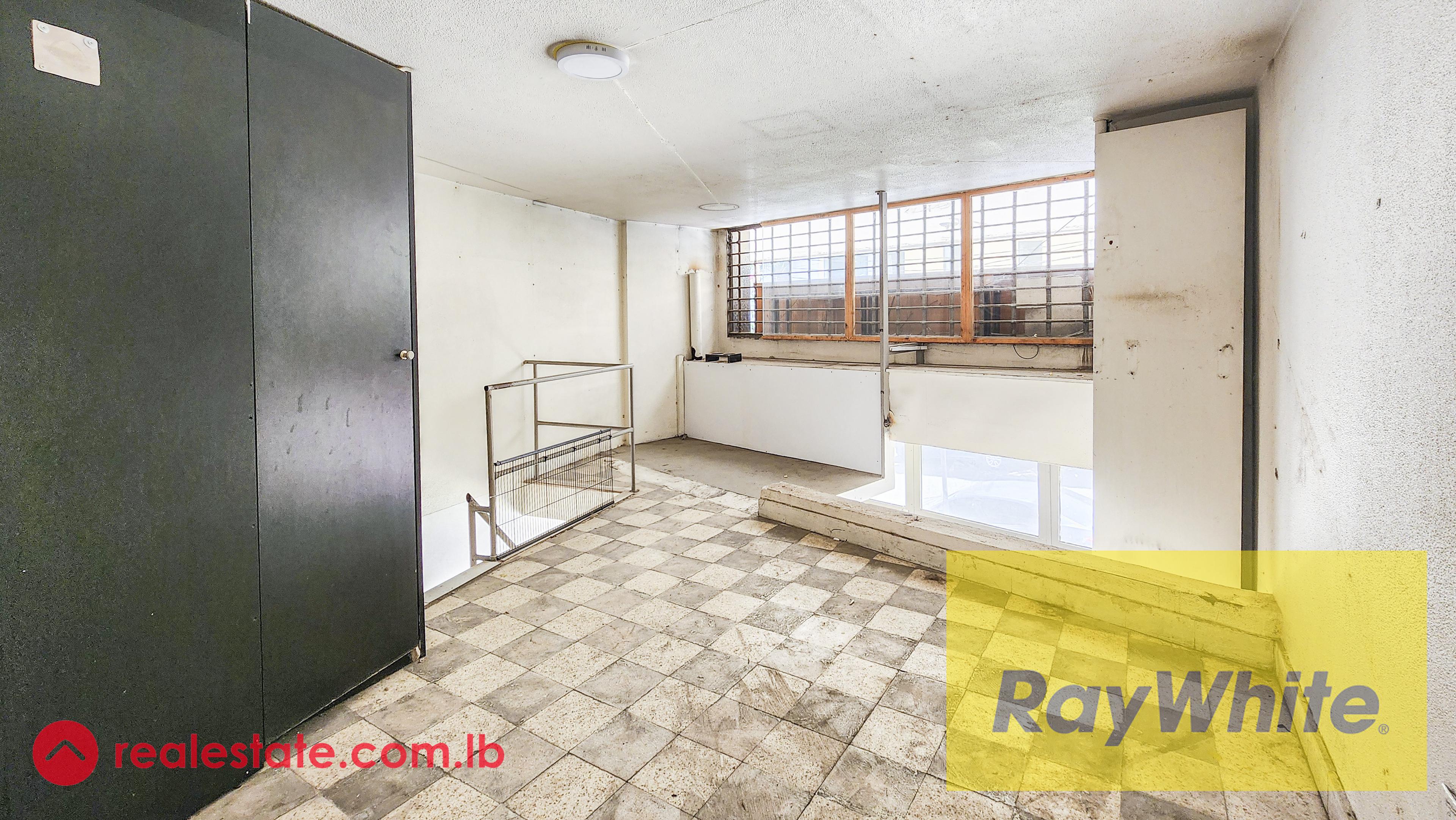 محل طابقين للإيجار مع تراس خاص في موقع متميز في الأشرفية