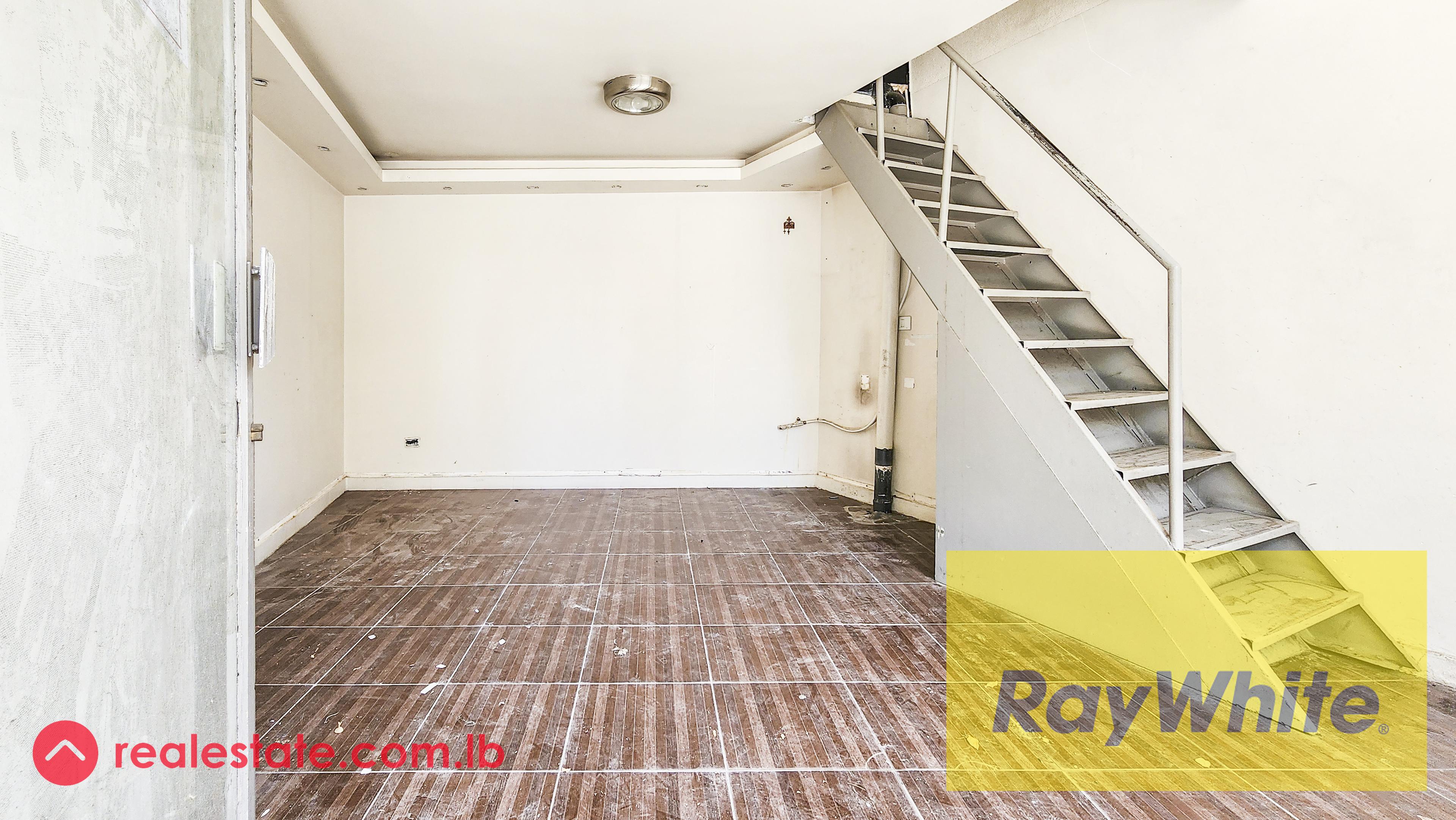 محل طابقين للإيجار مع تراس خاص في موقع متميز في الأشرفية