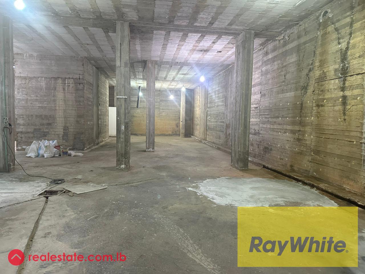 Warehouse of 700sqm in zalka for Sale