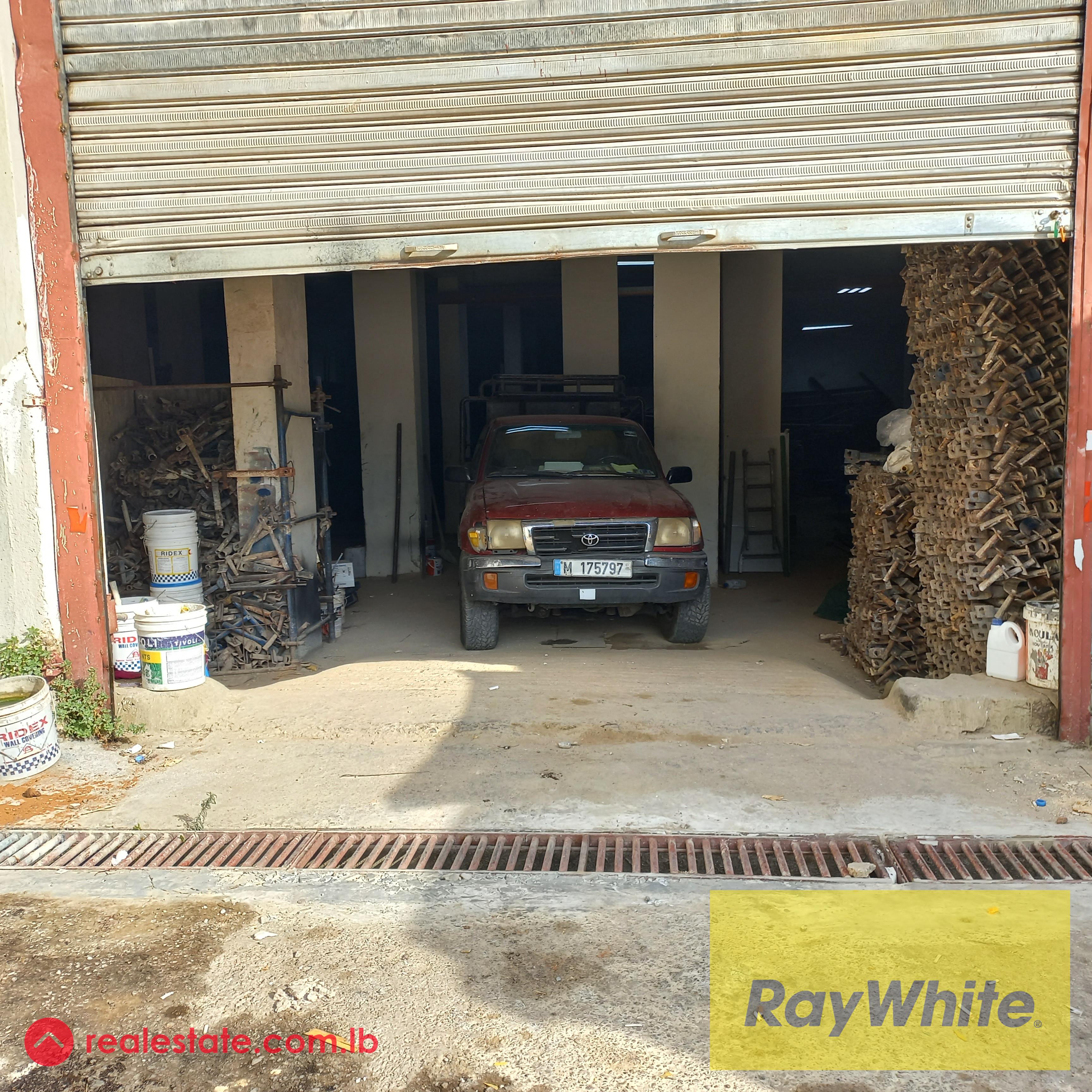 Grand floor Warehouse in zalka for sale