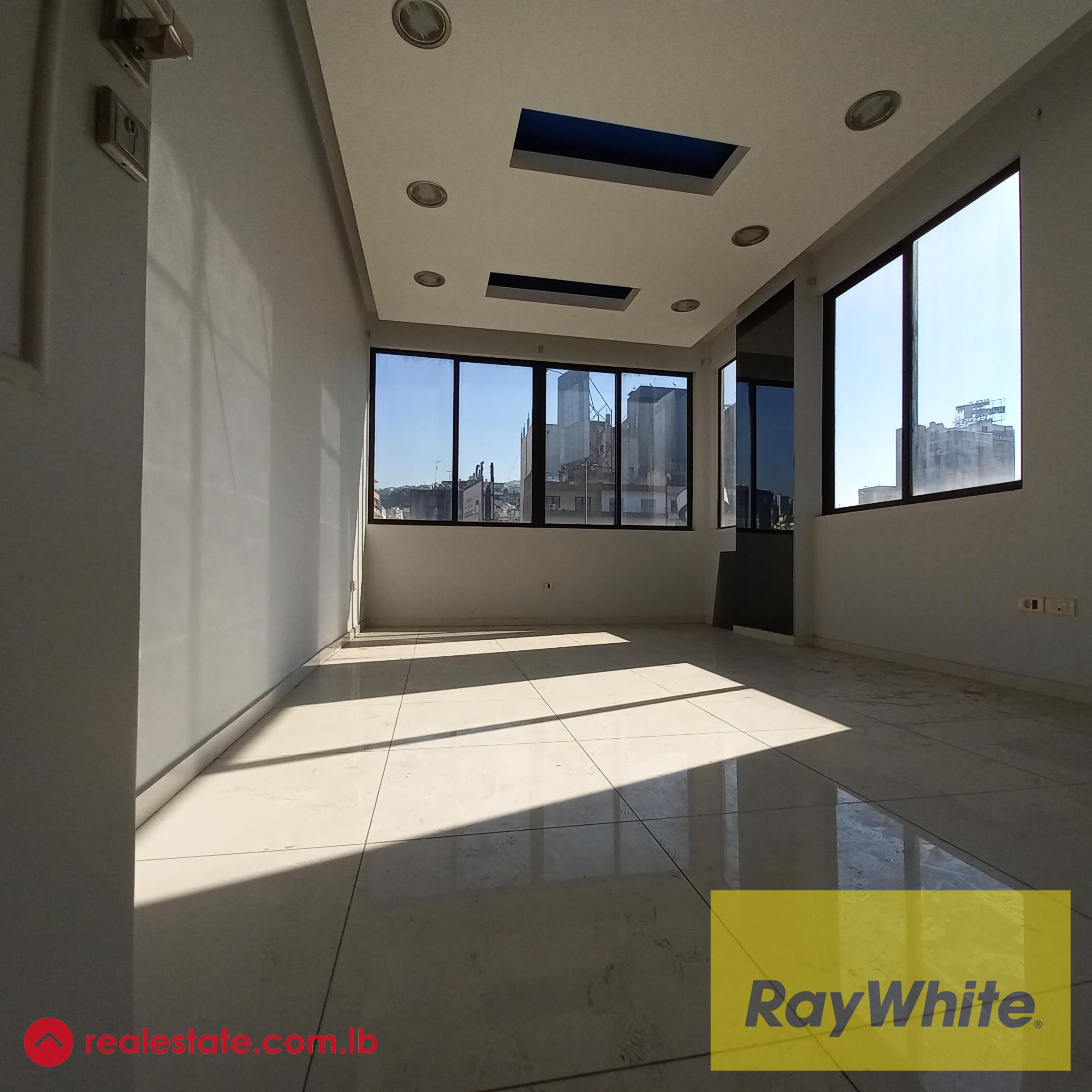 مكتب على البحر زلقا للإيجار