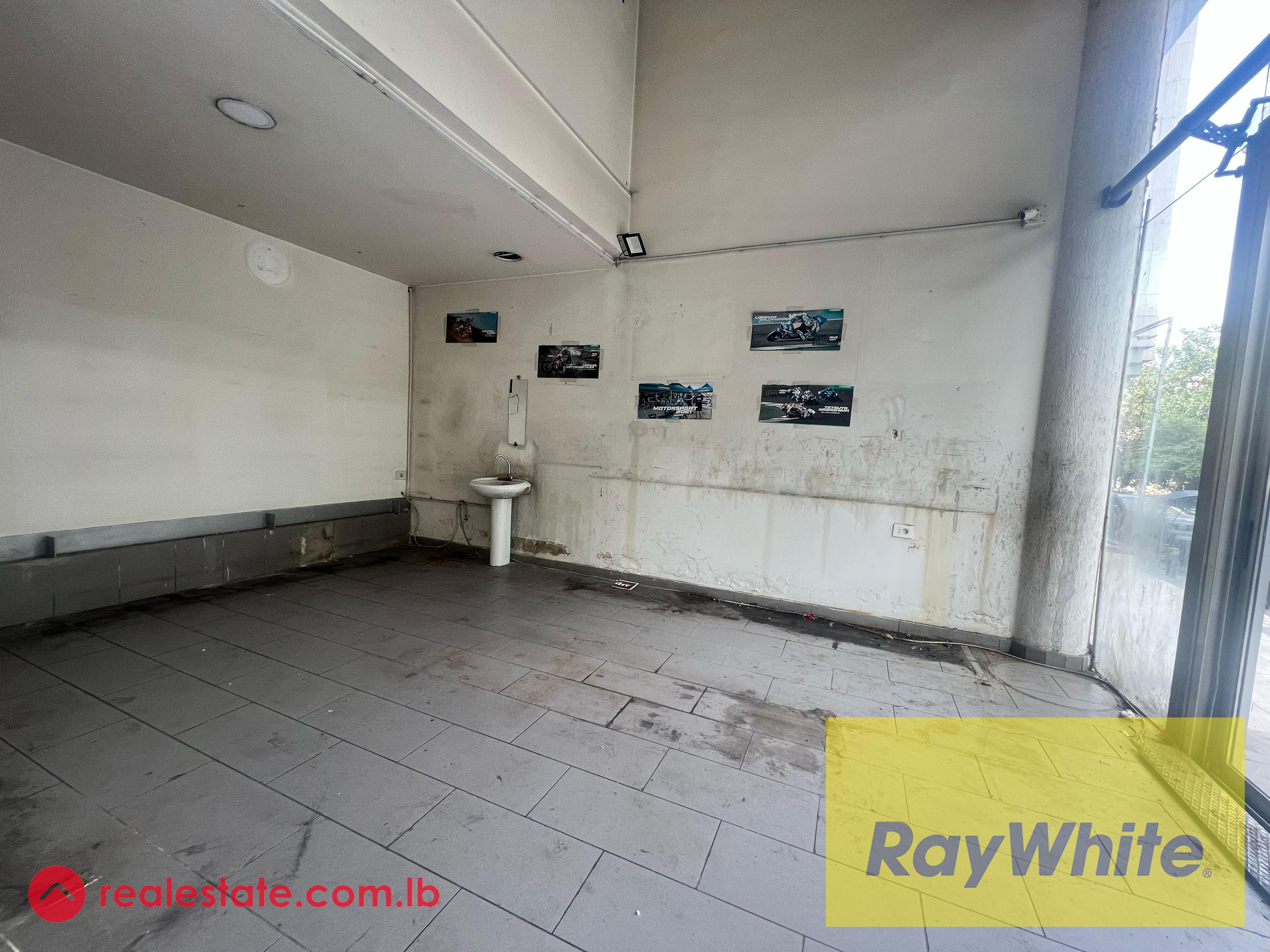 Showroom For Rent in Verdun