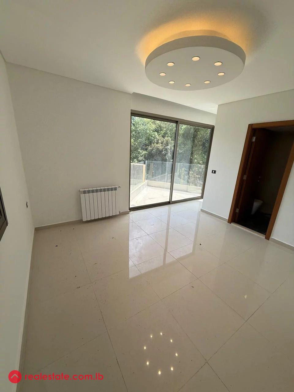 Elegant Apartment with Sea and Greenery Views in Beit al Kiko