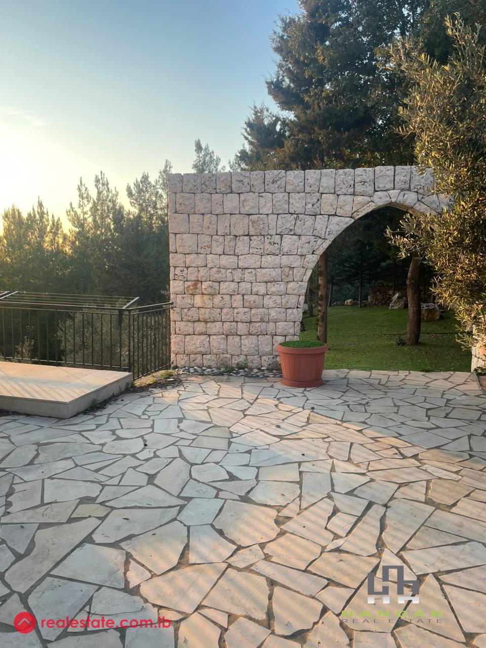 Villa for sale in Azra