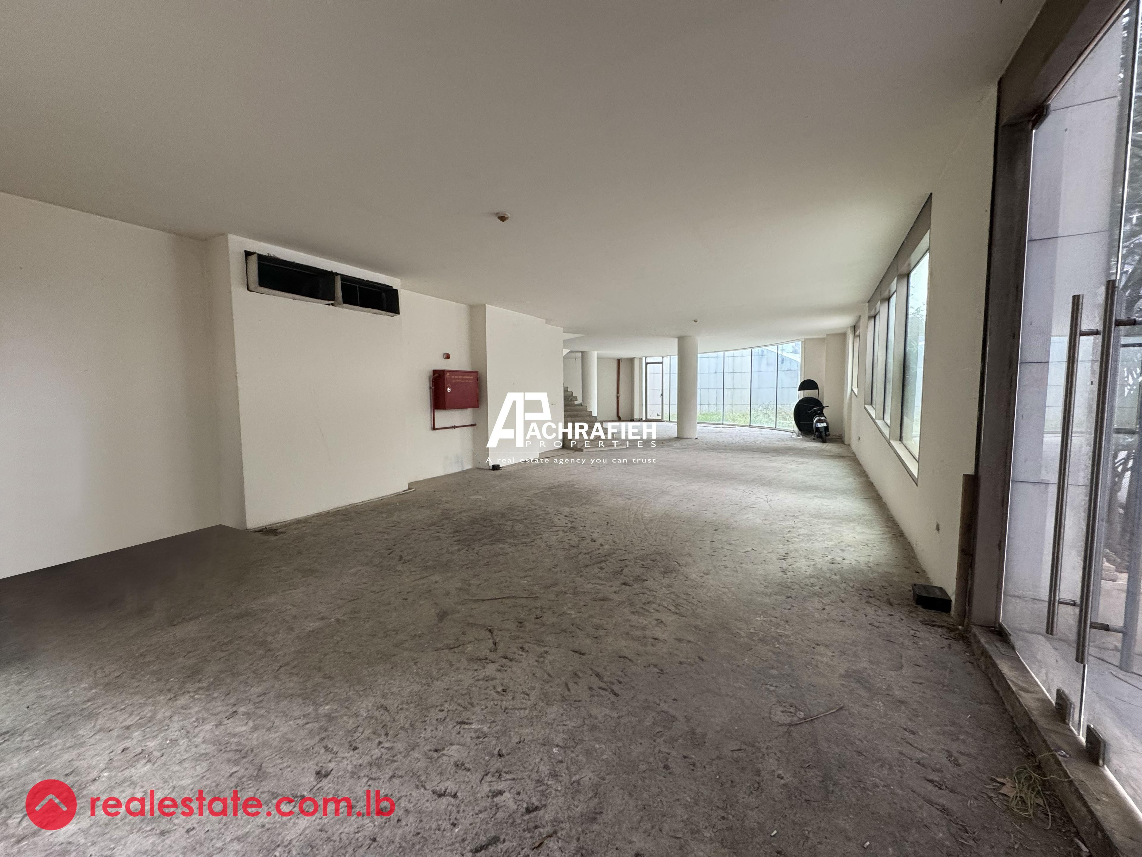 1,000 Sqm | Showroom for Rent In Downtown