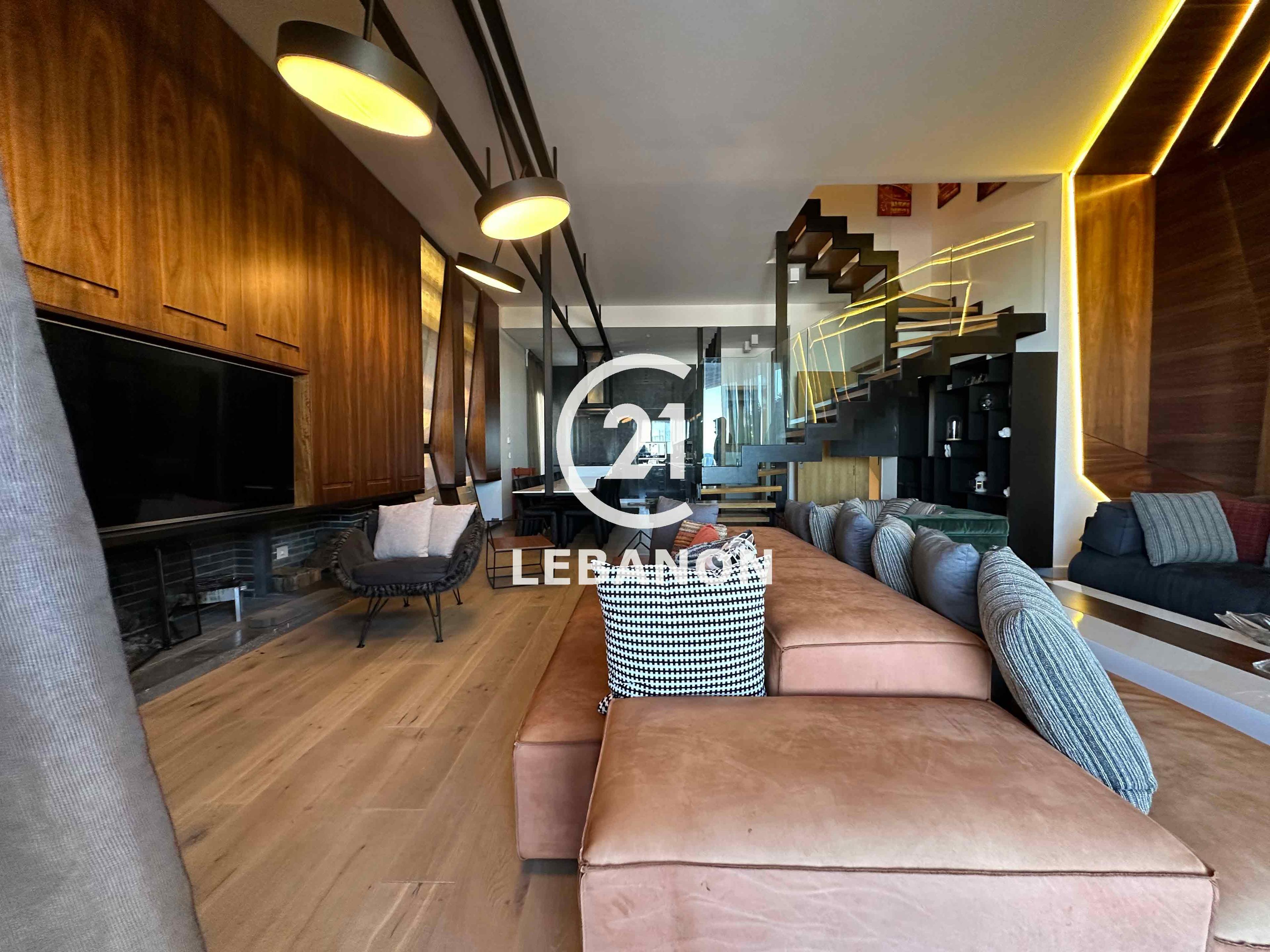 luxurious Apartment For Rent with Panoramic View 250 SQM Garden