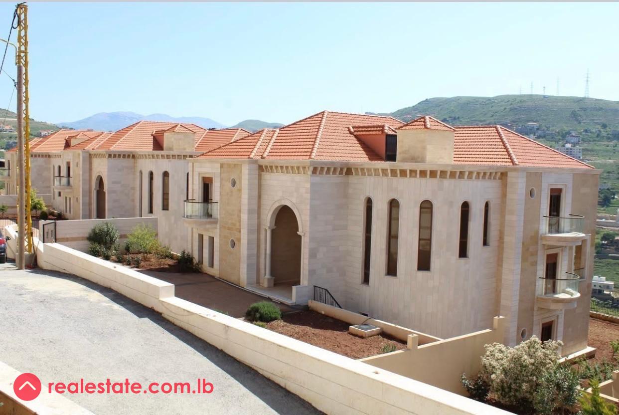 Spacious Villa for Sale in Rweisat Sawfar – Panoramic Mountain View
