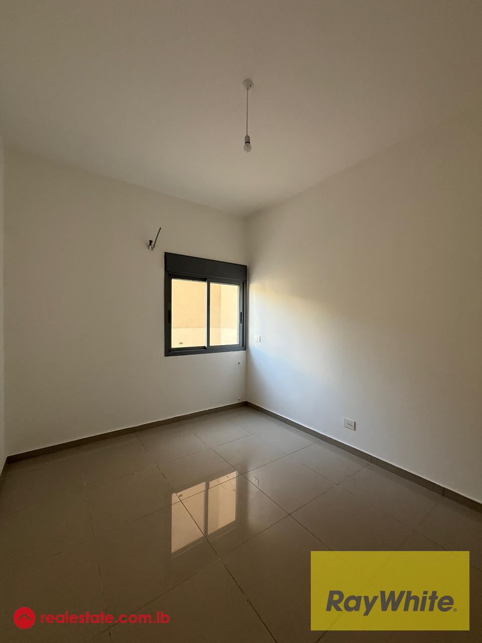 شقة غير مفروشة للبيع في عين سعدة - غرفتا نوم