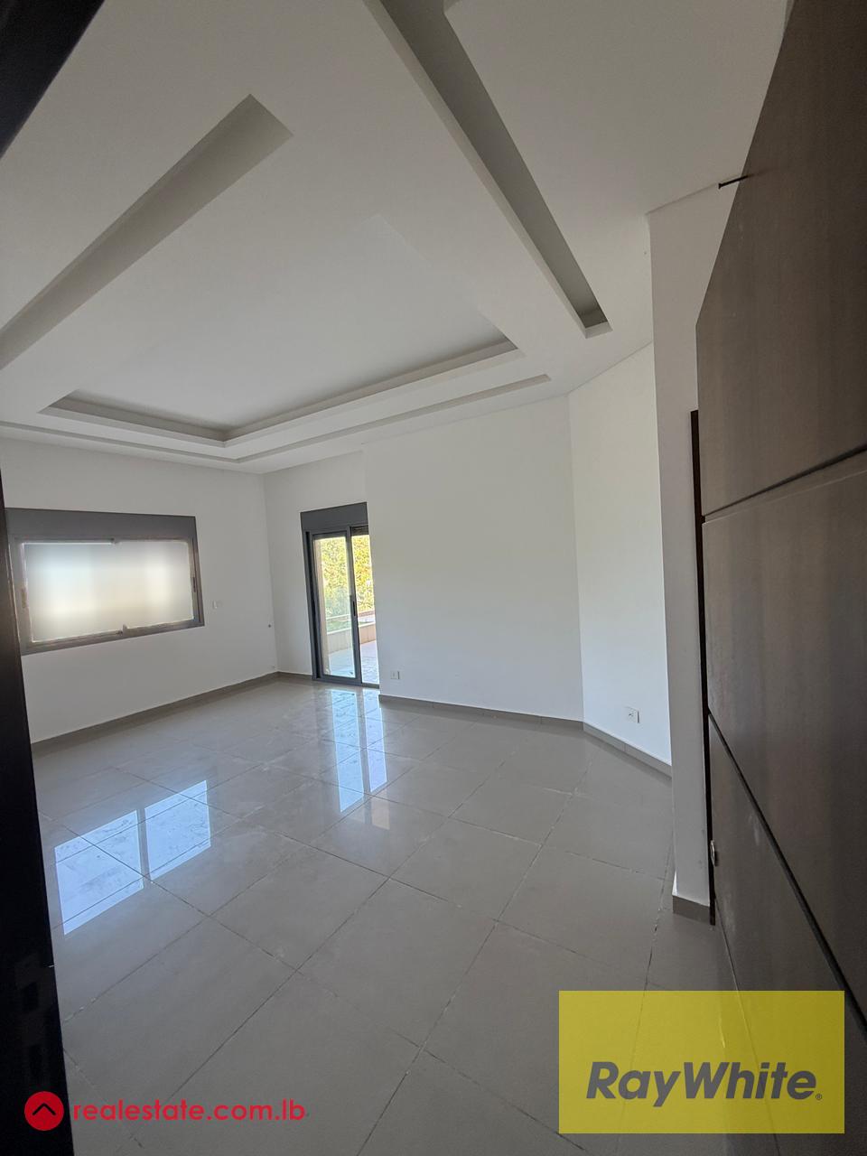 شقة غير مفروشة للبيع في عين سعدة - غرفتا نوم