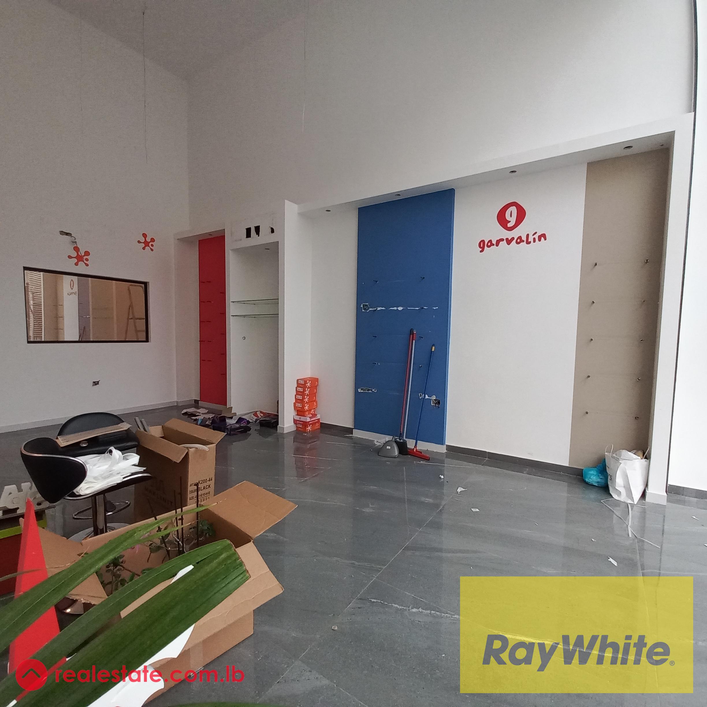 Shop with high ceiling in Zalka for rent