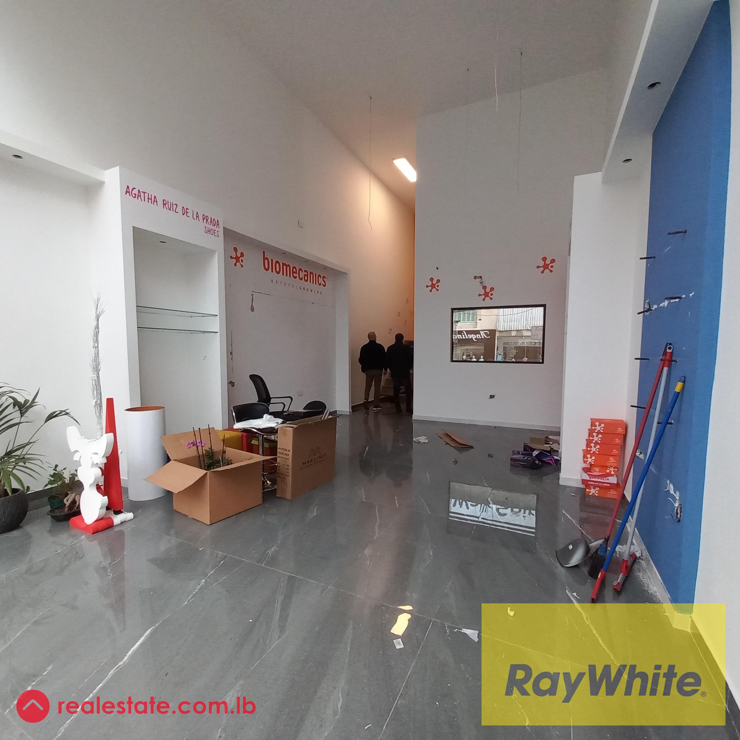 Shop with high ceiling in Zalka for rent