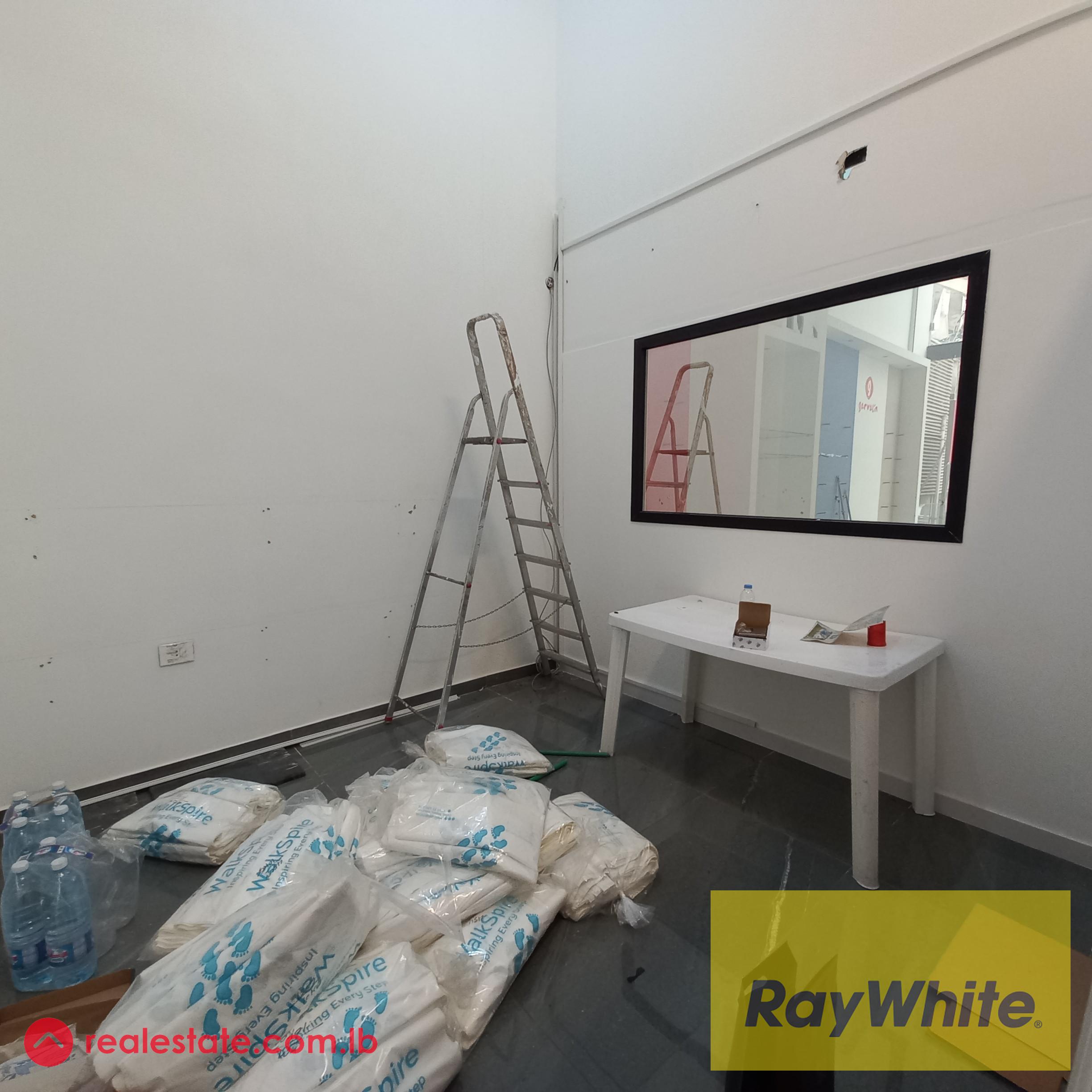 Shop with high ceiling in Zalka for rent